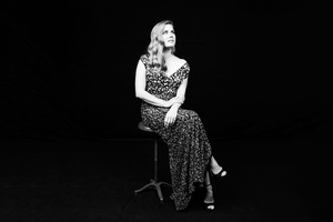 Amy Adams Black And White (2048x2048) Resolution Wallpaper