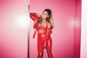 Ariana Grande 2017 Wallpaper