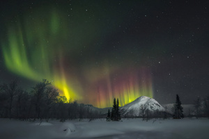 Aurora In The Vudyavr Valley (1920x1080) Resolution Wallpaper