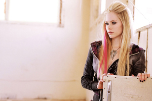 Avril Lavigne (320x240) Resolution Wallpaper
