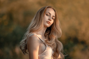 Blonde Girl Wavy Hairs 4k Wallpaper