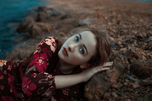 Blue Eyes Girl Lying On Beach Rock (320x240) Resolution Wallpaper