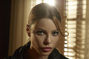 Chloe Decker As Lauren German In Lucifer (1336x768) Resolution Wallpaper