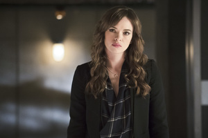 Danielle Panabaker As Caitlin In Flash Wallpaper