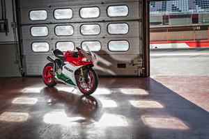 Ducati 1299 Panigale 2017 (1600x1200) Resolution Wallpaper