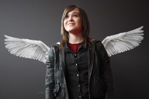 Ellen Page Smiling Wallpaper