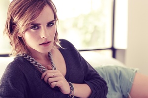 Emma Watson Looking At Viewer (1440x900) Resolution Wallpaper