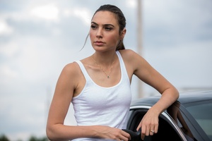 Gal Gadot In Keeping Up With The Joneses 4k