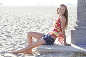 Girl Cute Sand Smilling Beach 4k Wallpaper