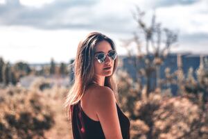 Girl With Sunglasses 5k