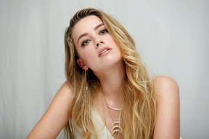 Gorgeous Amber Heard (320x240) Resolution Wallpaper