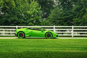 Green Lamborghini Huracan (2048x2048) Resolution Wallpaper