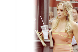 Hilary Duff In The City (1336x768) Resolution Wallpaper