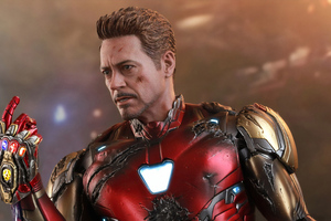 Iron Man Infinity Gauntlet 4k 2019 (1360x768) Resolution Wallpaper