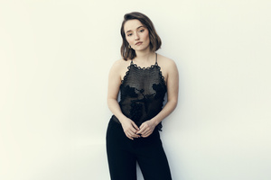 Kaitlyn Dever The Envelope La Times 2025 (1360x768) Resolution Wallpaper