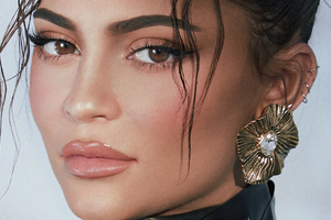 Kylie Jenner Vogue Hk 2021 Wallpaper