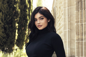 Kylie Jenner Wearing Black Top 2018