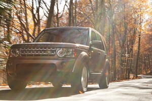 Land Rover Discovery Photography (2048x2048) Resolution Wallpaper