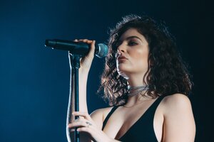 Lorde Live Singing
