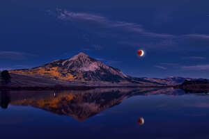 Lunar Eclipse Above Mount Crested Butte Colorado (2560x1080) Resolution Wallpaper