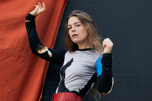 Maggie Rogers (320x240) Resolution Wallpaper