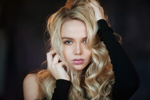 Maria Popova Model Wallpaper