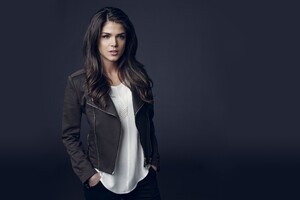 Marie Avgeropoulos Actress (1360x768) Resolution Wallpaper