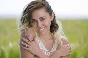 Miley Cyrus Smiling (320x240) Resolution Wallpaper