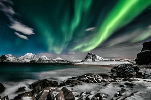Northern Lights Over Snowy Mountains And Rocky Shore (1400x900) Resolution Wallpaper