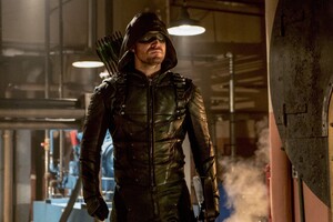 Oliver Queen As Arrow Season 6 2017 Episode 8 Wallpaper