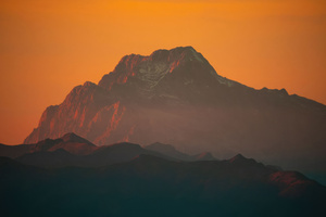 Peaceful Dusk Over The Mountains (2932x2932) Resolution Wallpaper