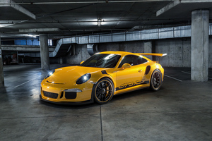 Porsche 918 Yellow
