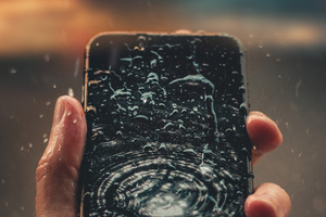 Raindrops On Phone Display In Hand Outdoors 4k (1600x1200) Resolution Wallpaper