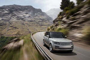 Range Rover Motion Blur (1360x768) Resolution Wallpaper