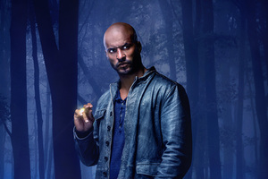 Ricky Whittle As Shadow Moon In American Gods Wallpaper