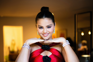 Selena Gomez At Golden Globes 2024 4k (1600x900) Resolution Wallpaper