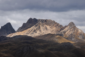 Sun Breaking Through The Clouds In The Cordillera Huayhuash (1400x1050) Resolution Wallpaper