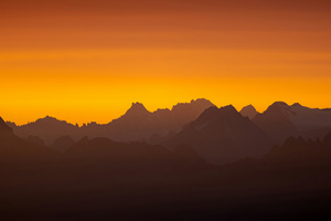 Sun Setting Over A Mountain Range (1400x1050) Resolution Wallpaper