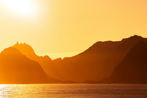 Sunlight Horizon Sea (320x240) Resolution Wallpaper