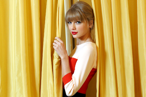 Taylor Swift Red Lips Wallpaper