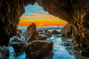 The Stunning Crag Arch At Malibu Beach Usa Embraced By The Majestic Pacific Ocean (1920x1080) Resolution Wallpaper