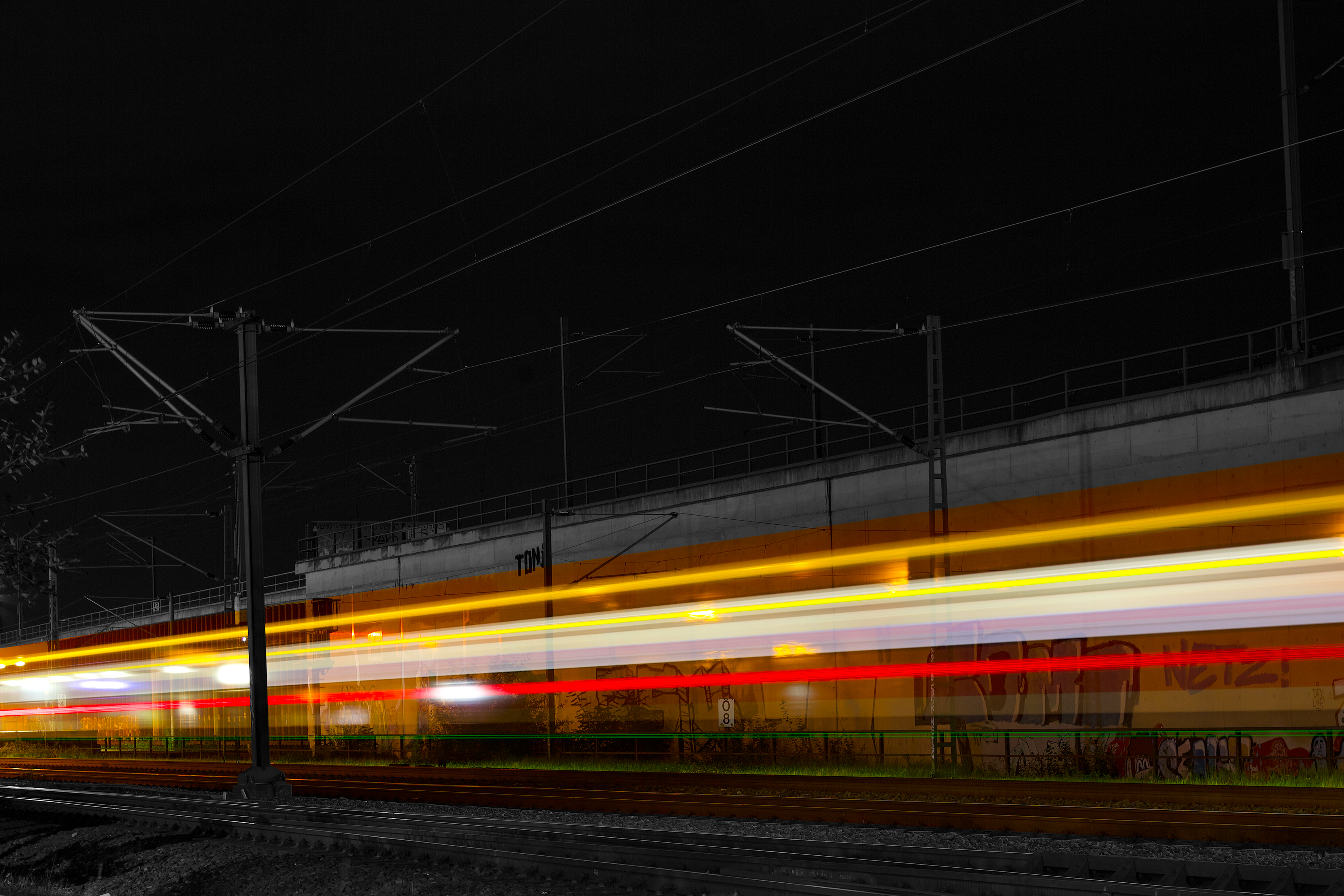 Покажи картинки станции лайт. Поезд обои. Свет в поезде. Станция Лайт. Красный свет в поезде.
