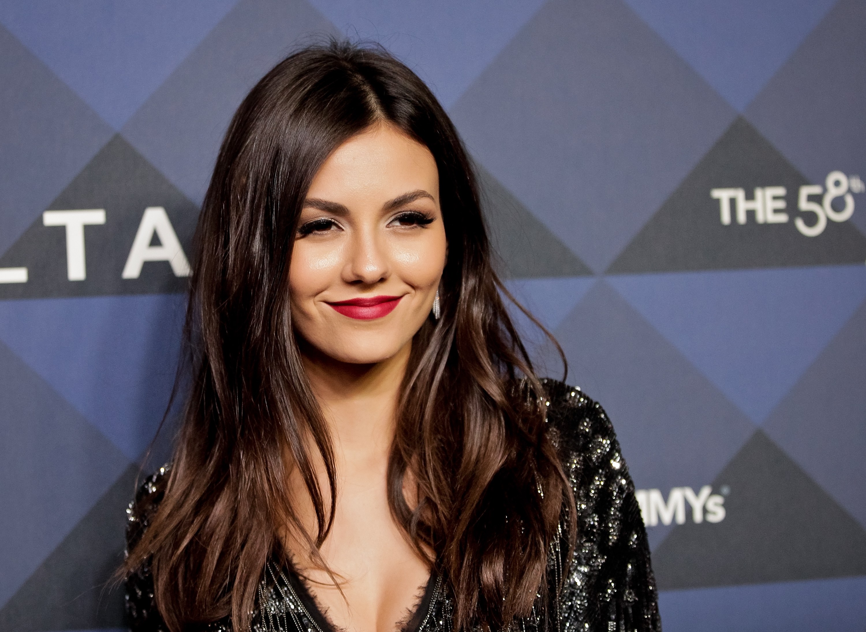 Victoria Justice Cute Wallpaper Hd Celebrities Wallpapers 4k Wallpapers Images Backgrounds