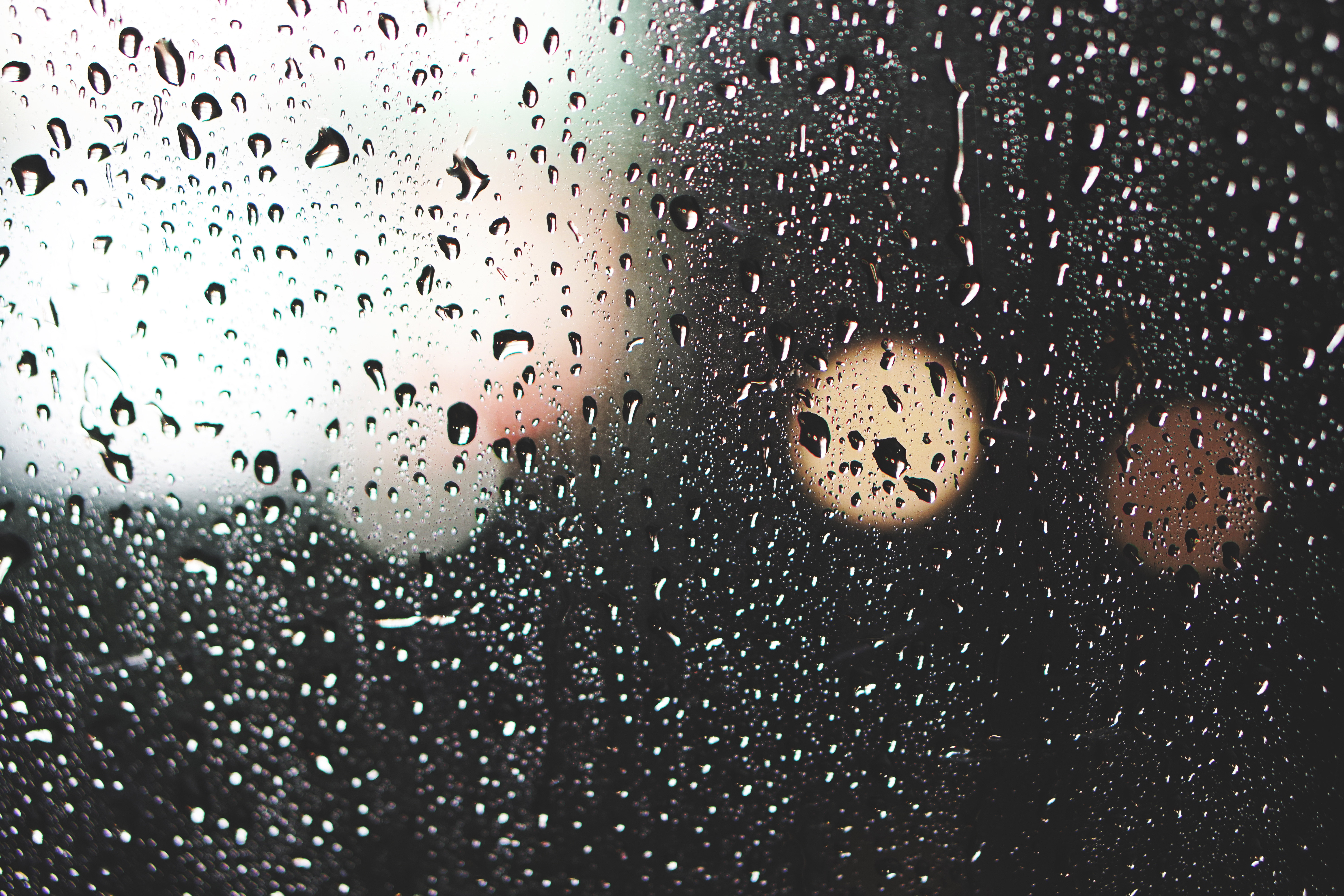 В окна стучали крупные дождевые капли. Капли на стекле. Капли дождя. Капли дождя на стекле. Капли воды на стекле.