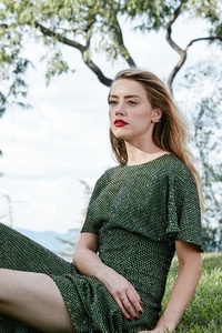 Amber Heard Green Dress (240x400) Resolution Wallpaper