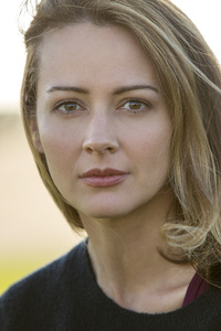 Amy Acker The Gifted (240x400) Resolution Wallpaper