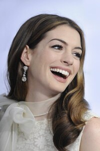 Anne Hathaway Smile (320x568) Resolution Wallpaper