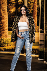 Ariel Winter The Hollywood Reporter 2018 (320x480) Resolution Wallpaper