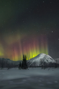 Aurora In The Vudyavr Valley (640x960) Resolution Wallpaper