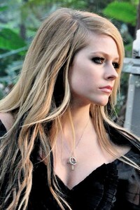 Avril Lavinge Black Dress